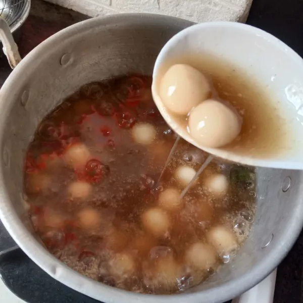 Setelah mengapung, kecilkan api, siapkan bahan pengental. Campur tepung tapioka dengan air, aduk. Masukkan ke dalam rebusan, aduk cepat dan rata. Setelah kuah gula kental dan meletup-letup, matikan kompor.