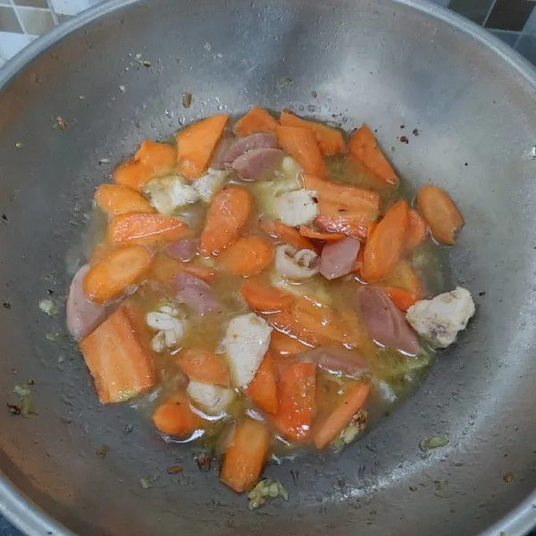 Tumis bawang putih dan bawang bombay hingga harum, masukkan daging ayam, masak sampai ayam berubah warna. Kemudian tambahkan air, masukkan wortel dan sosis, masak sampai wortel empuk.