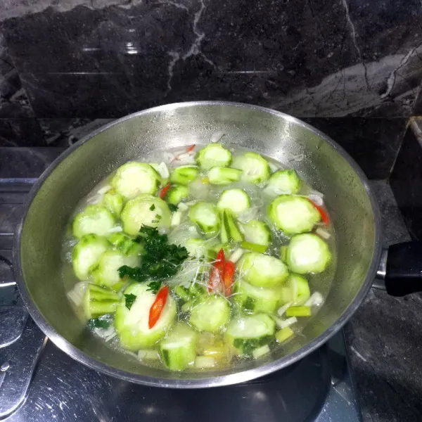 Terahir masukkan saledri, aduk sebentar, dan koreksi rasa.