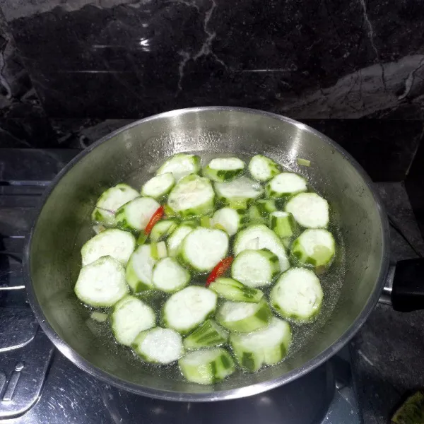 Masukkan oyong, beri air secukupnya, didihkan.