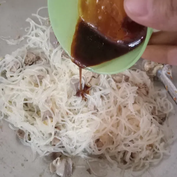 Beri bumbu campuran.