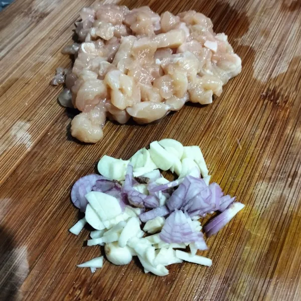 Iris bawang merah dan bawang putih. Dada ayam dicincang, jangan terlalu halus.