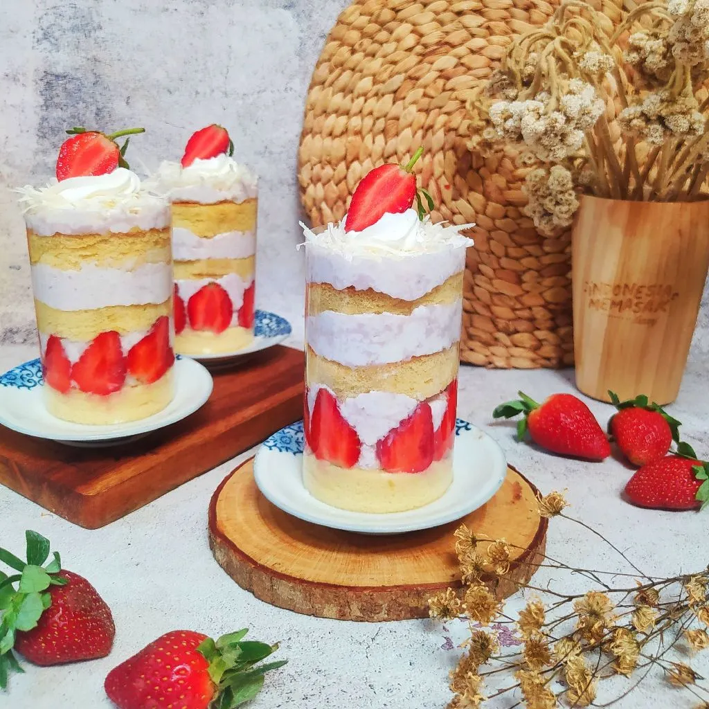Short Strawberry Cake