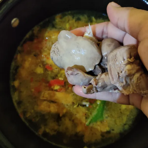 Masukkan ati ampela, aduk rata. Masak hingga bumbu meresap dan ati ampela matang.