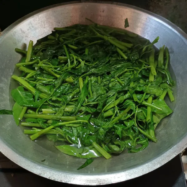 Kemudian rebus kangkung yang sudah dicuci bersih dengan sedikit garam. Cukup rebus sampai layu. Angkat. Dan masukan kedalam air dingin. Sisihkan.