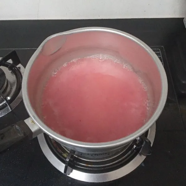 Masukkan bahan jelly ke dalam panci, masak hingga mendidih.