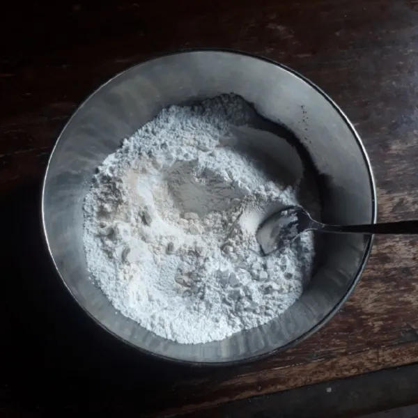 Campurkan tepung beras, tepung terigu, gula pasir dan garam, aduk rata.
