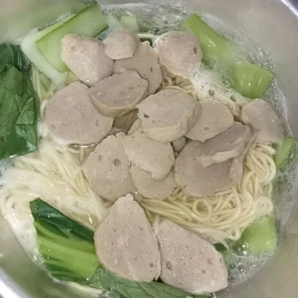 Masukkan bakso sapi, aduk sebentar kemudian matikan api.