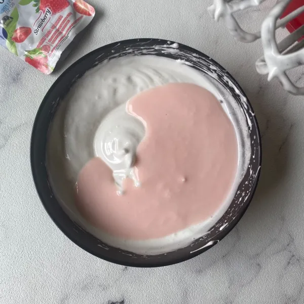 Membuat filling: Kocok bubuk whipped cream dengan air es hingga kaku lalu tambahkan yogurt. Mixer kembali sampai rata.