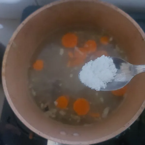 Bumbui kuah dengan garam, gula, dan kaldu jamur.
