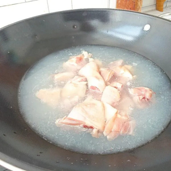 Panaskan air. Setelah mendidih, masukkan ayam. Rebus selama 3 menit, agar mengurangi bau khas ayam dan juga darah yang masih  tersisa.