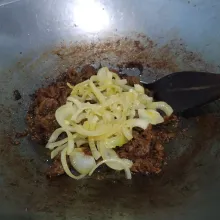 Tambahkan bawang bombay lalu aduk rata, sajikan.