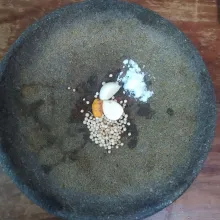 Siapkan garam, ketumbar kasar, bawang putih dan kunyit.