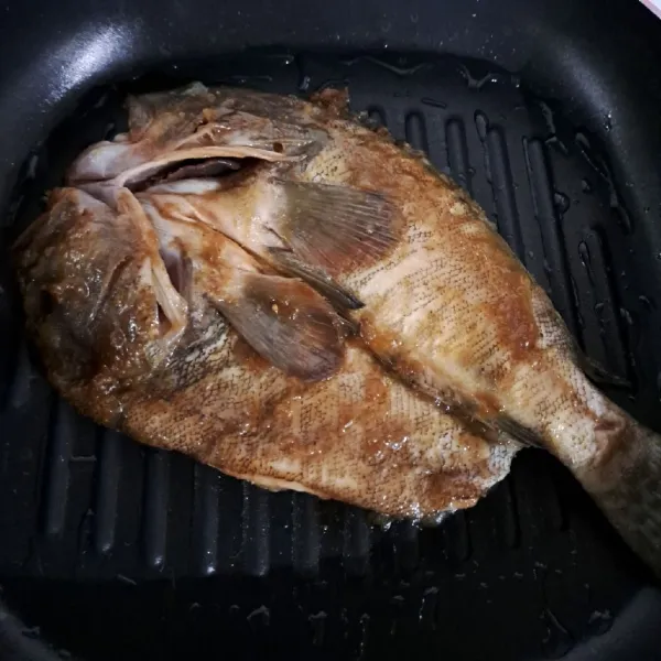Panaskan grill pan, oles sedikit minyak goreng. Bakar ikan kerapu dengan api kecil sampai bagian bawah matang.