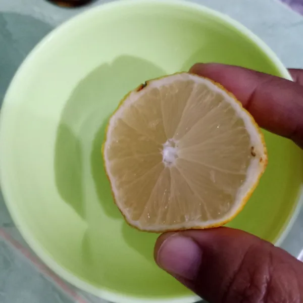 Peras lemon di dalam gelas.