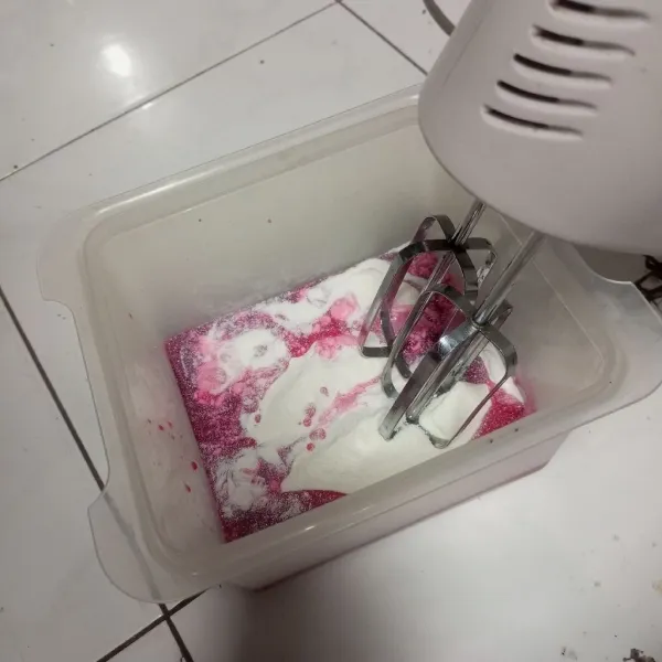 Kocok krim bubuk dan air strawberry sampai mengembang. Dinginkan dalam lemari es.