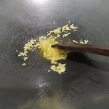 Tumis bawang putih cincang hingga harum.