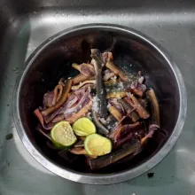 Beri perasan jeruk nipis dan garam.