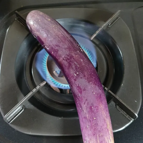 Bakar terong sampai matang.