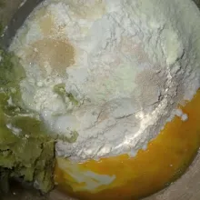 Masukkan semua bahan menjadi satu kecuali mentega dan garam, tuang susu sedikit demi sedikit sampai adonan kalis.