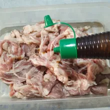 Cuci bersih beef slice lalu marinasi dengan saos tiram dan kecap manis selama 30 menit.