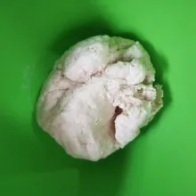 Campur tepung terigu, ragi instan dan gula halus, tuang air sedikit demi sedikit, uleni sampai adonan kalis.