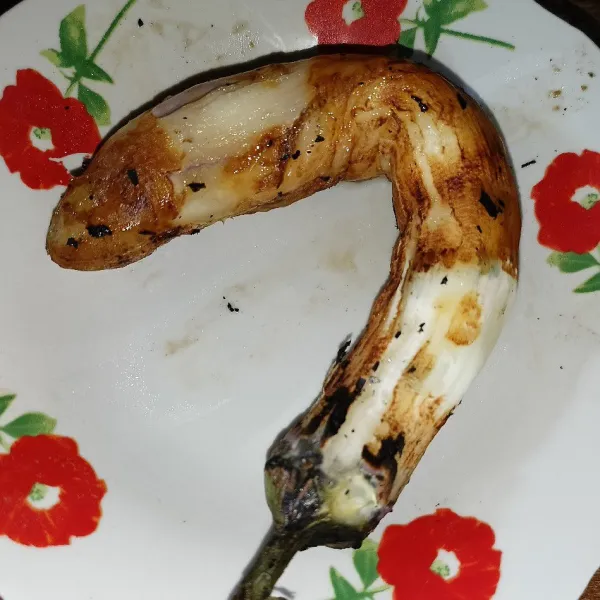 Kemudian kupas kulitnya.