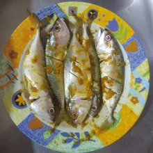 Marinasi ikan dengan bumbu halus minimal selama 1 jam.