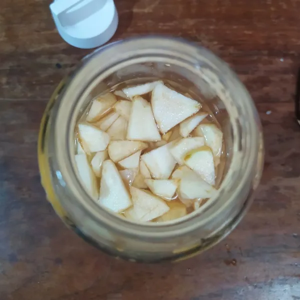 Potong-potong apel, masukkan ke dalam blender. Tuang air lalu proses sebentar.
