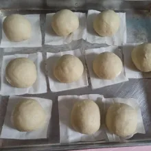 Bulatkan adonan dan beri alas dengan kertas kue, diamkan kembali selama 10 menit.