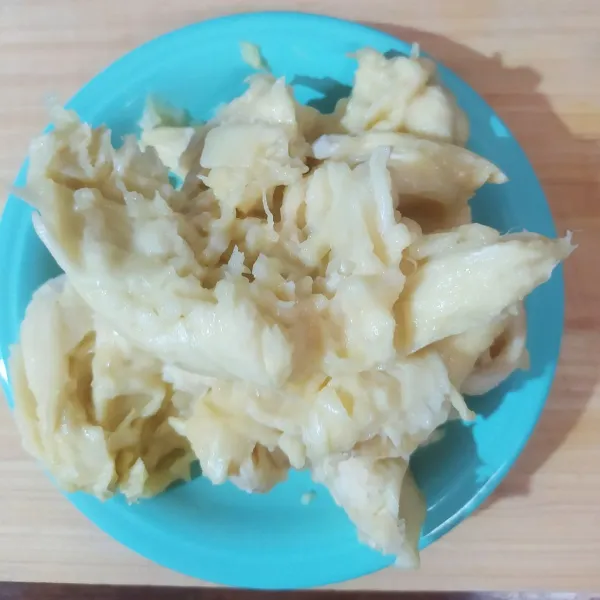 Siapkan daging durian tanpa biji.