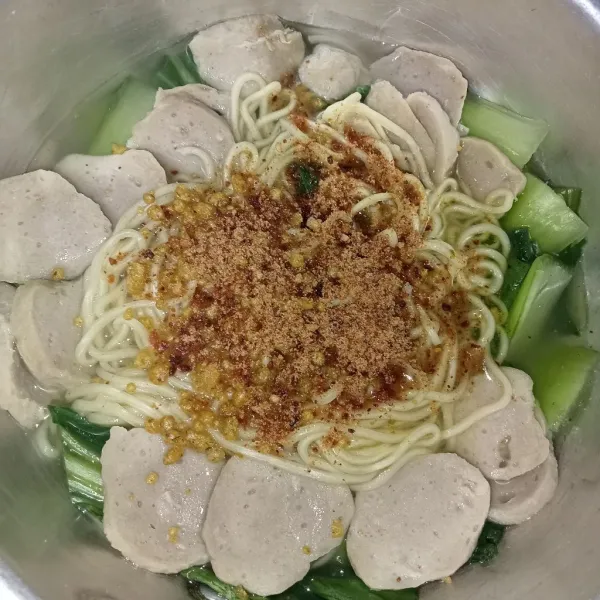 Tambahkan bumbu mie dan masukkan bawang merah goreng. Sajikan selagi hangat.