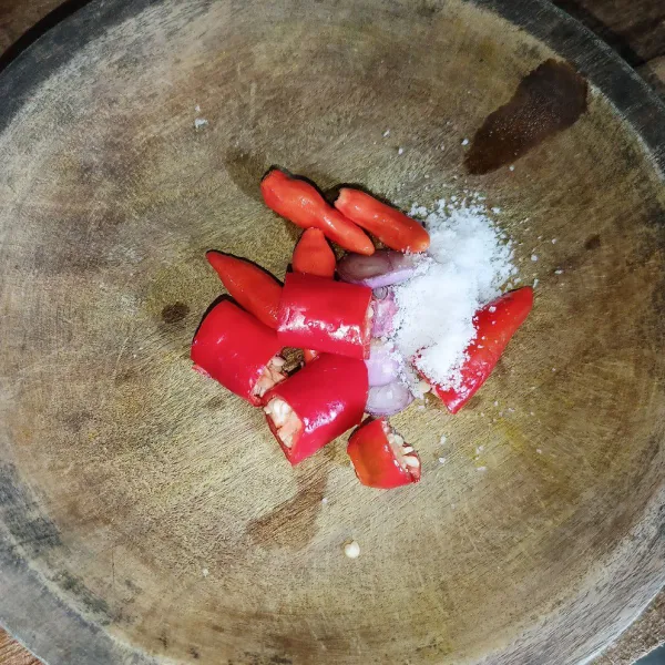 Ulek cabai rawit, cabai merah, bawang merah, garam, gula pasir dan kaldu jamur.