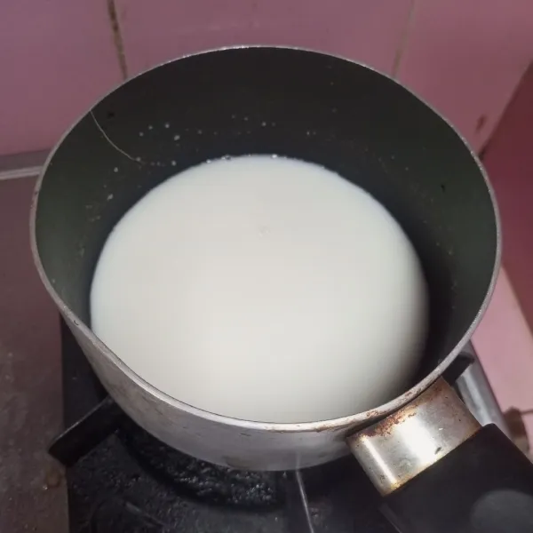 Rebus susu, gula pasir dan garam sambil diaduk sampai gula larut dan panas.
