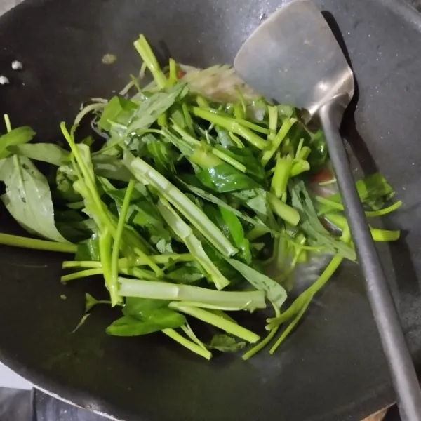 Tambahkan kangkung.