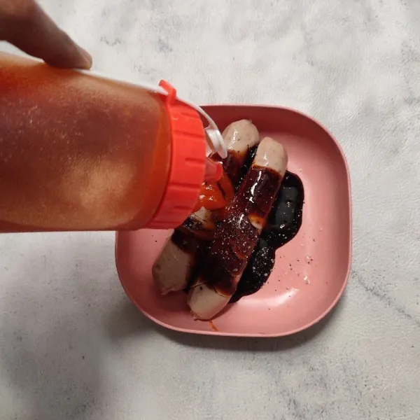 Campurkan sosis dengan lada hitam, saos tiram, saos tomat, kecap manis, serta kaldu bubuk.
