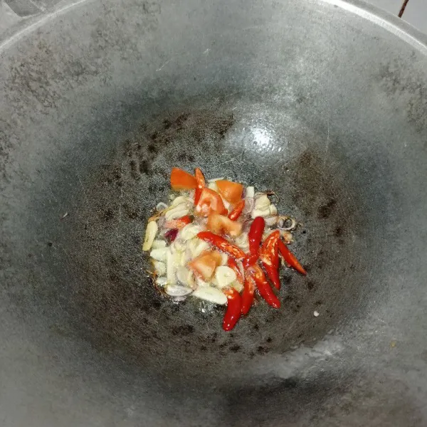 Tumis duo bawang sampai harum, kemudian tambahkan cabe dan tomat. Masak hingga layu.