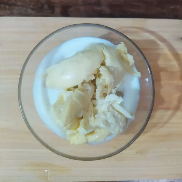 Letakkan daging durian di atasnya.