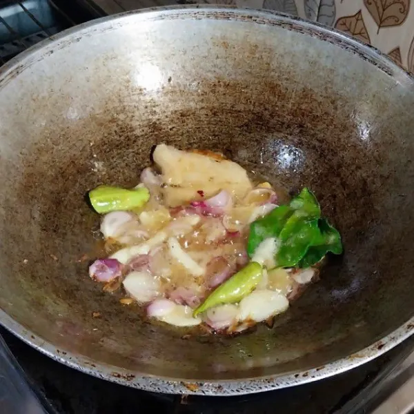 Tumis bawang-bawangan, lengkuas dan daun jeruk hingga layu.