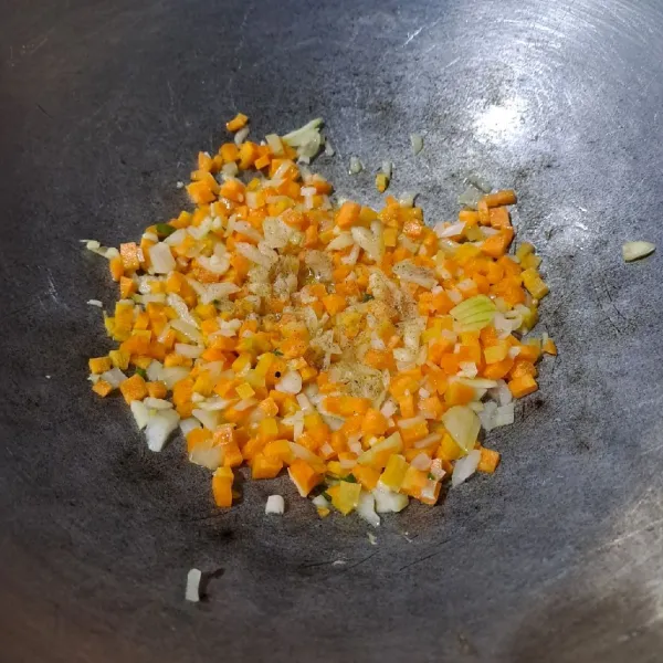 Tumis bawang putih, bawang bombay dan wortel sampai layu dan harum.