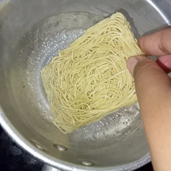 Rebus air hingga mendidih, kemudian masukkan mie.