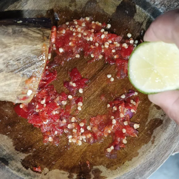 Beri perasan jeruk nipis dan koreksi rasanya.