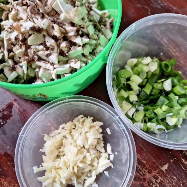 Siapkan jamur kancing cincang, potongan daun bawang serta bawang putih cincang.