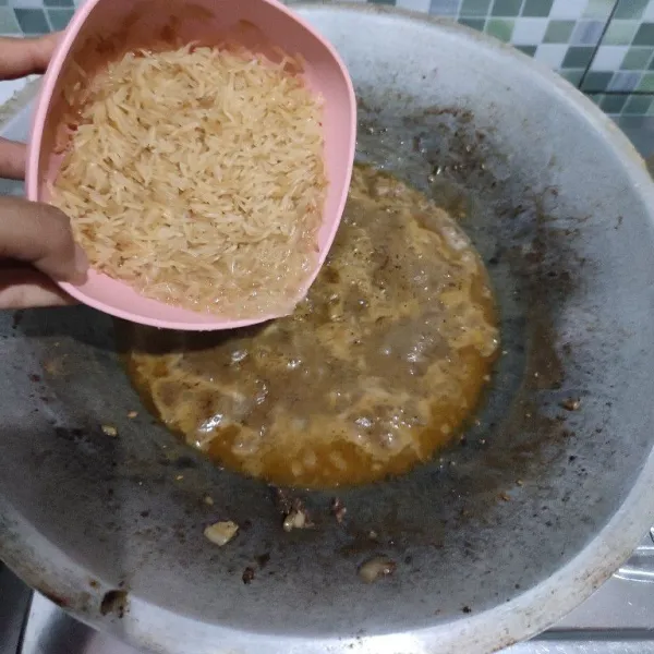 Keluarkan daging iga, masukkan beras basmati yang sudah dibilas, aduk rata.