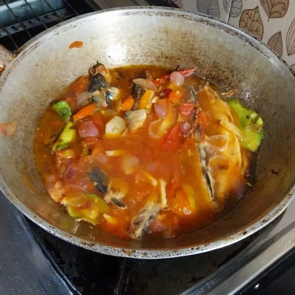 Masukkan ikan. Masak beberapa menit agar bumbu meresap. Cek dan koreksi rasa hingga pas. Sajikan.