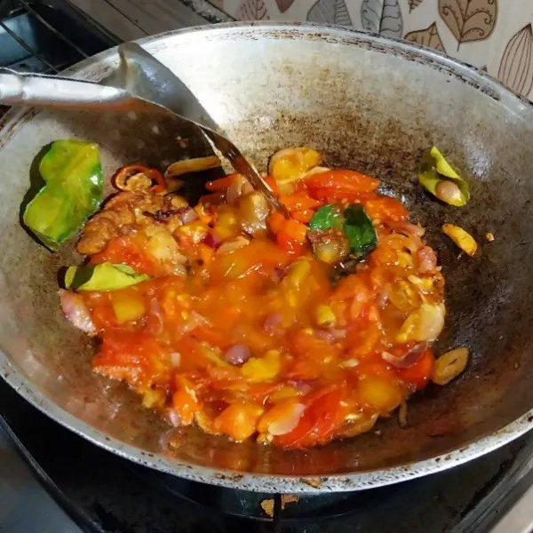 Masukkan tomat dan cabe. Masak sampai layu. Bejek-bejek tomat.