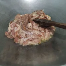 Masukkan beef slice yang sudah dimarinasi, tambahkan air dan garam lalu masak hingga air menyusut.