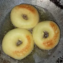 Panaskan minyak kemudian masukkan donat, goreng hingga kuning keemasan. Angkat dan Tiriskan.