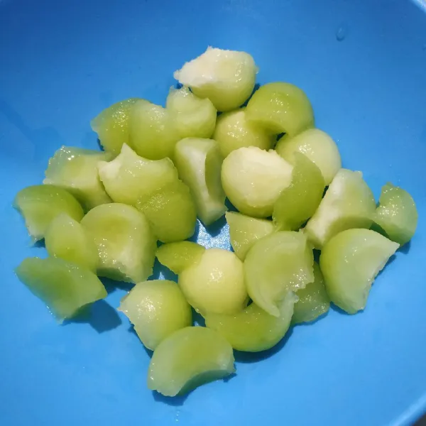 Siapkan melon lalu kupas dan potong sesuai selera.