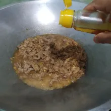 Tambahkan minyak wijen lalu aduk rata.